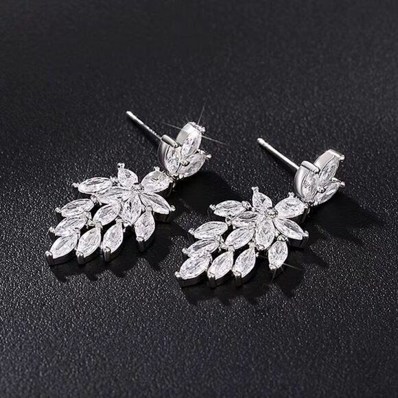NEW 18k White Gold Diamond Drop Earrings Flower Earrings - Picture 7 of 8